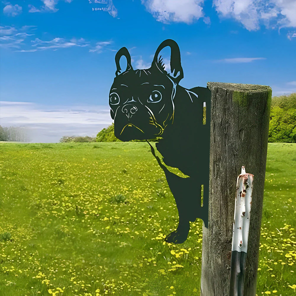 Bouledogue Curieux Plaque Métallique – Décoration de Jardin Extérieur Animale