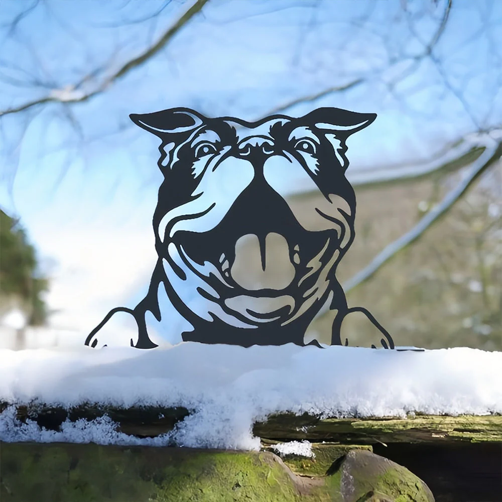 Bouledogue Curieux Plaque Métallique – Décoration de Jardin Extérieur Animale