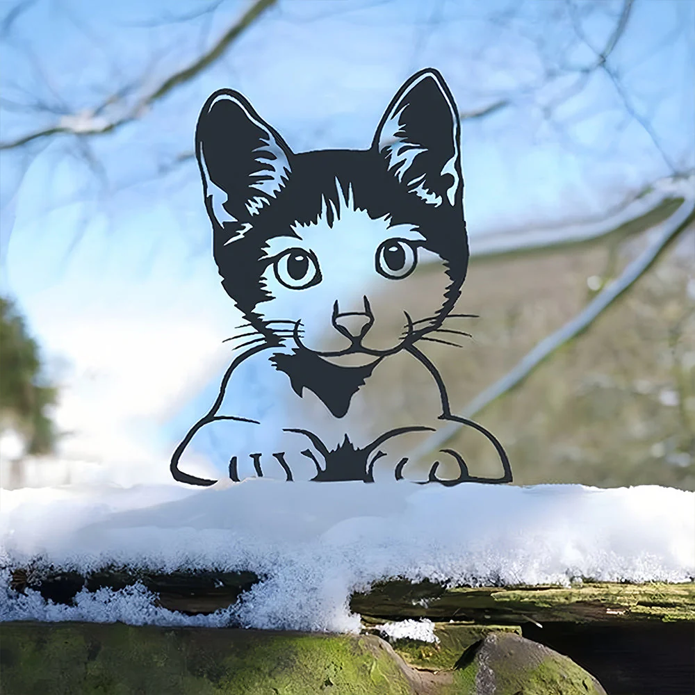 Chat Mignon Curieux Plaque Métallique – Décoration de Jardin Extérieur Animale