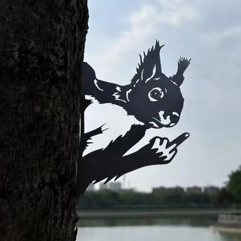 Écureuil Rigolo Montrant le Doigt Plaque Métallique – Décoration de Jardin Animale Espiègle